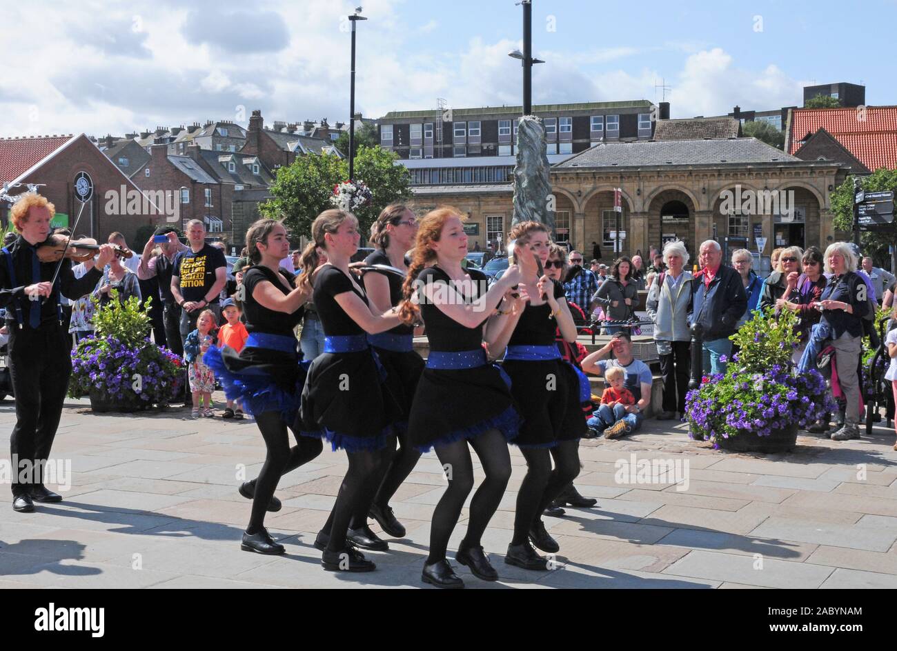 Les corbeaux de la tour de l'équipe épée rappeur Dancing Whitby Semaine folklorique, 2019. Banque D'Images