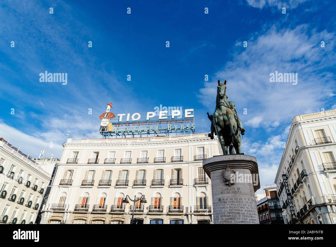 Le Roi Charles III statue contre Tio Pepe sign in La Puerta del Sol à Madrid, Espagne Banque D'Images