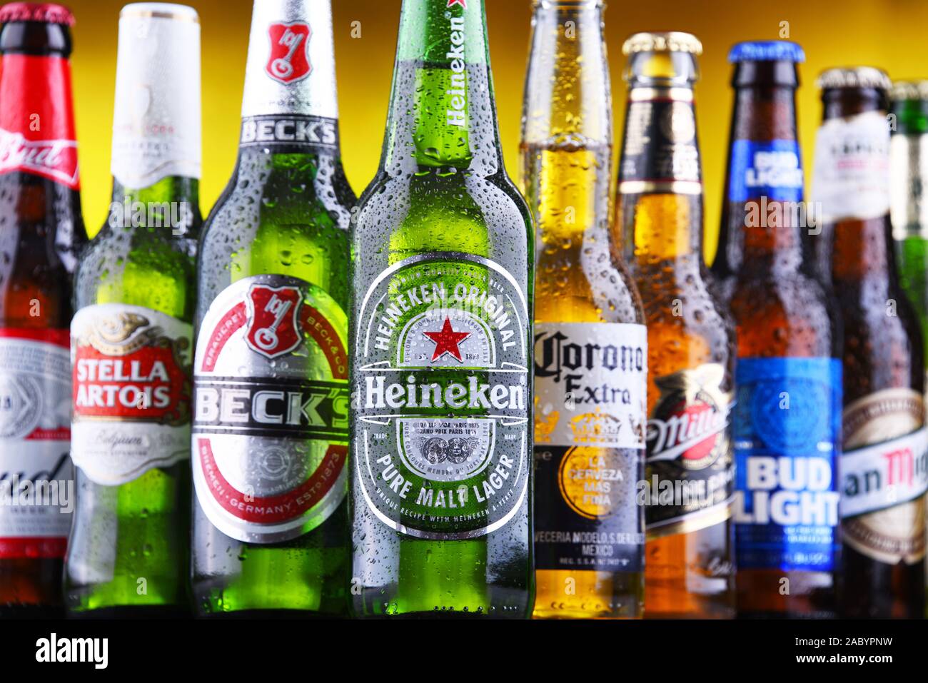 POZNAN, POL - MAR 15, 2019 : bouteilles de bière mondial célèbre marques telles que Heineken, Becks, Bud, Miller, Corona, Stella Artois, et San Miguel Banque D'Images