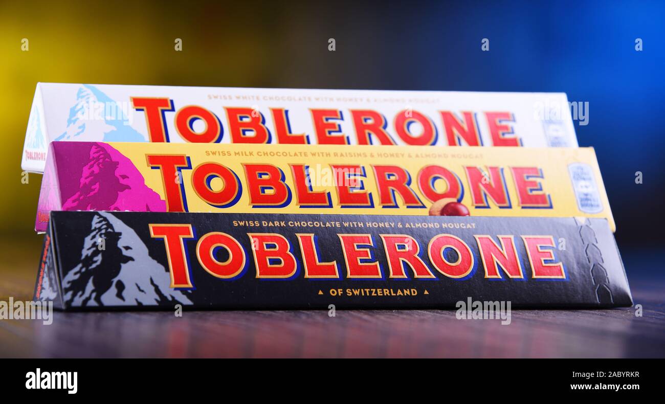 POZNAN, POL - MAR 22, 2019 : Trois barres de chocolat suisse Toblerone, une marque appartenant à la société confiserie nous Mondelez International, Inc. Banque D'Images