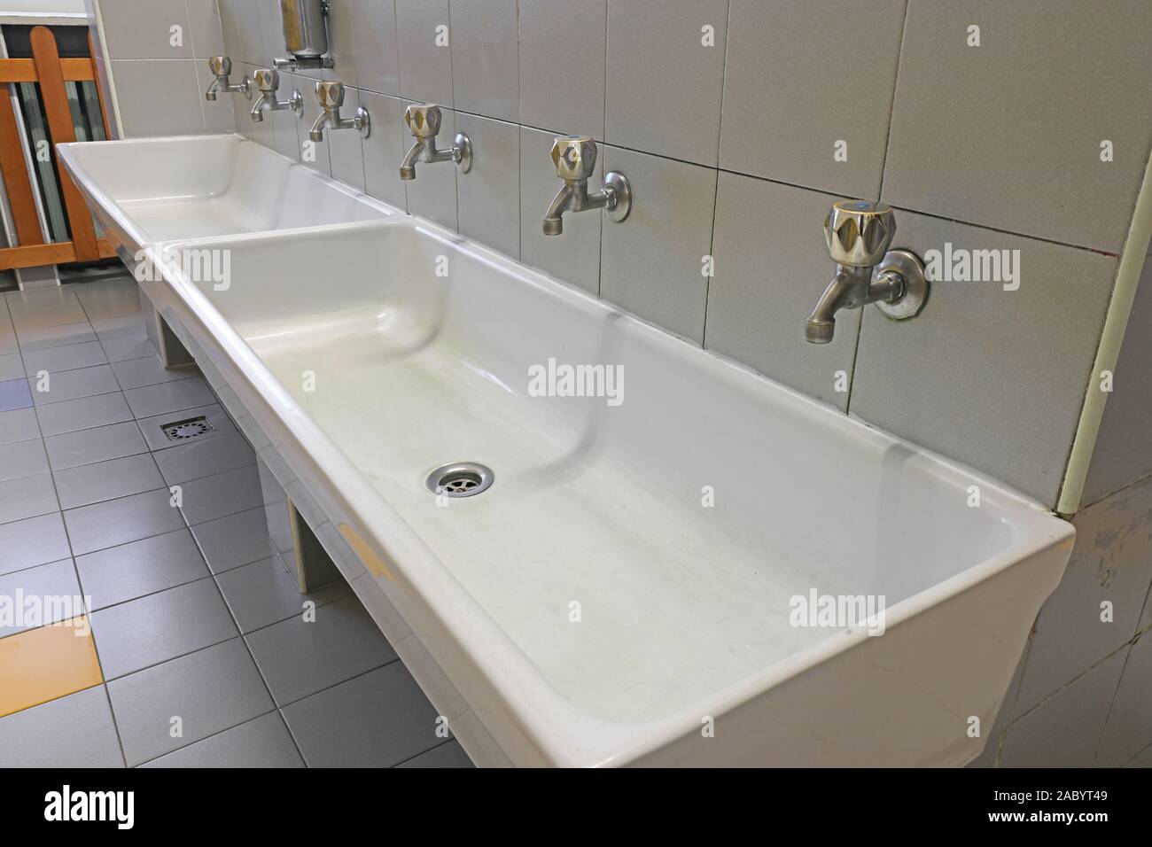 Lavabo en céramique blanche d'une école sans personnes Photo Stock - Alamy