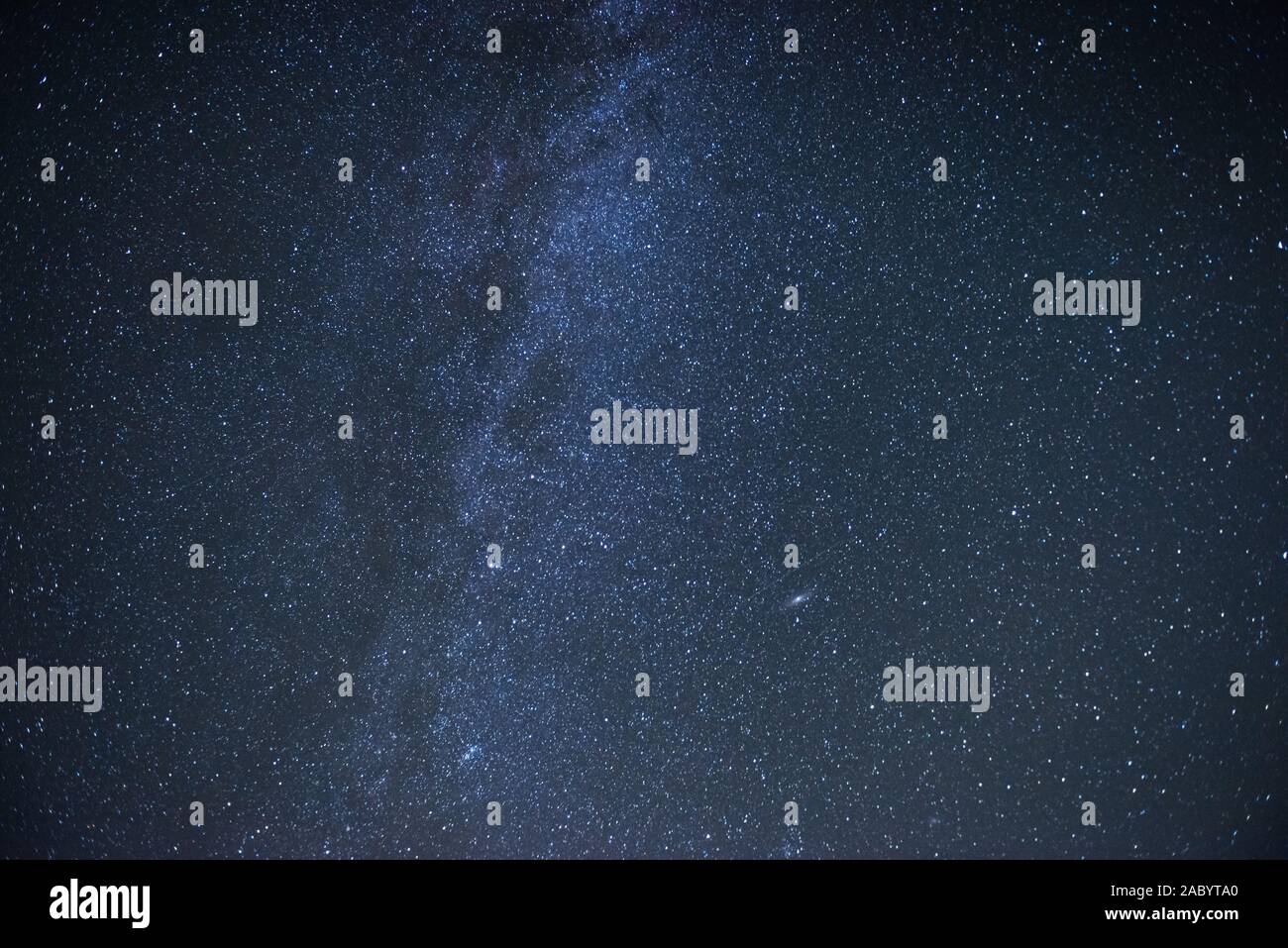 De couleur bleu. Voie lactée d'étoiles et l'espace des poussières dans l' univers. Photoed sur le ciel de nuit Photo Stock - Alamy