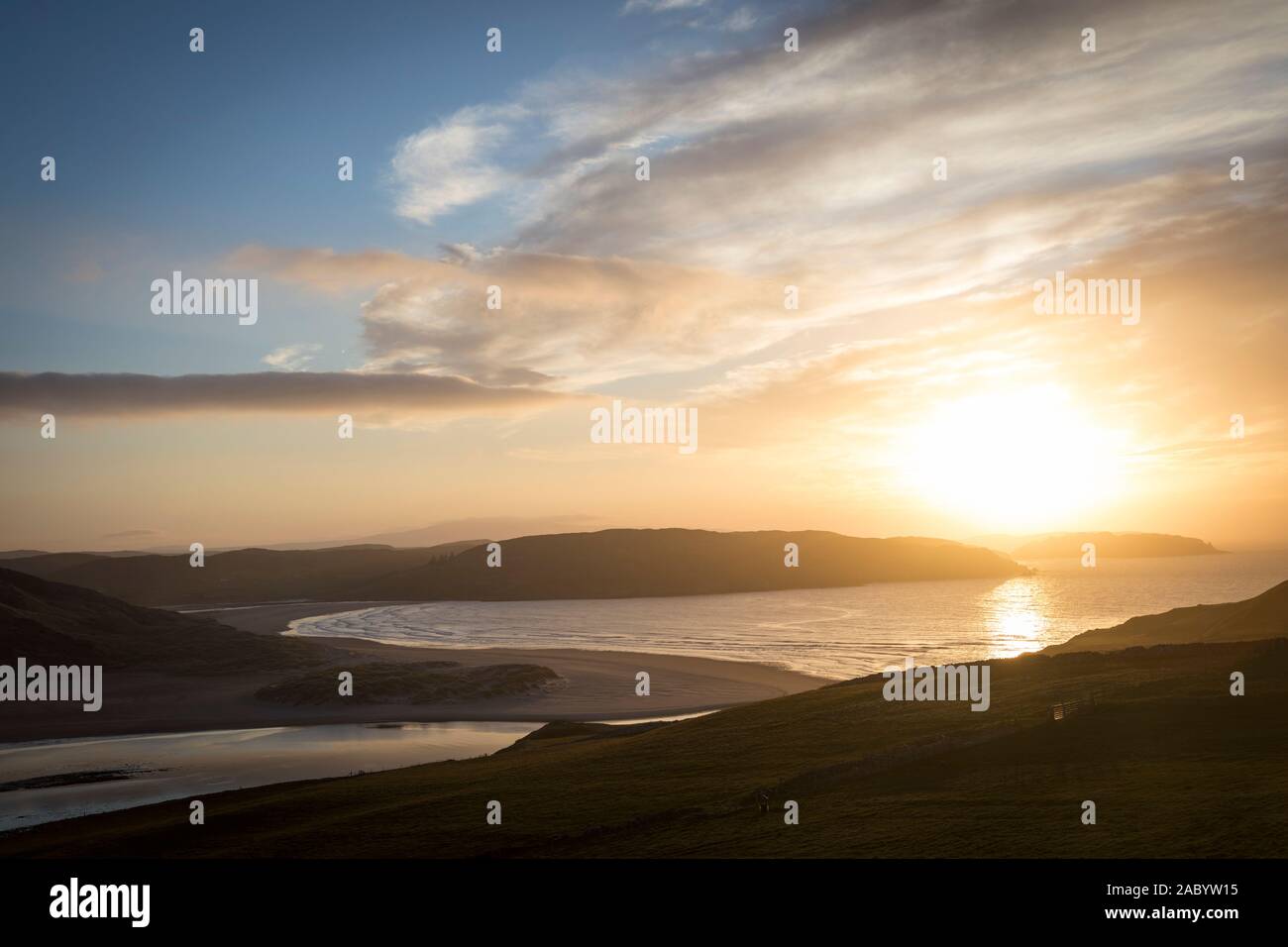 Vue sur la rivière Naver qui se jettent dans la baie au coucher du soleil, Torrisdale Bettyhill, Ecosse Banque D'Images