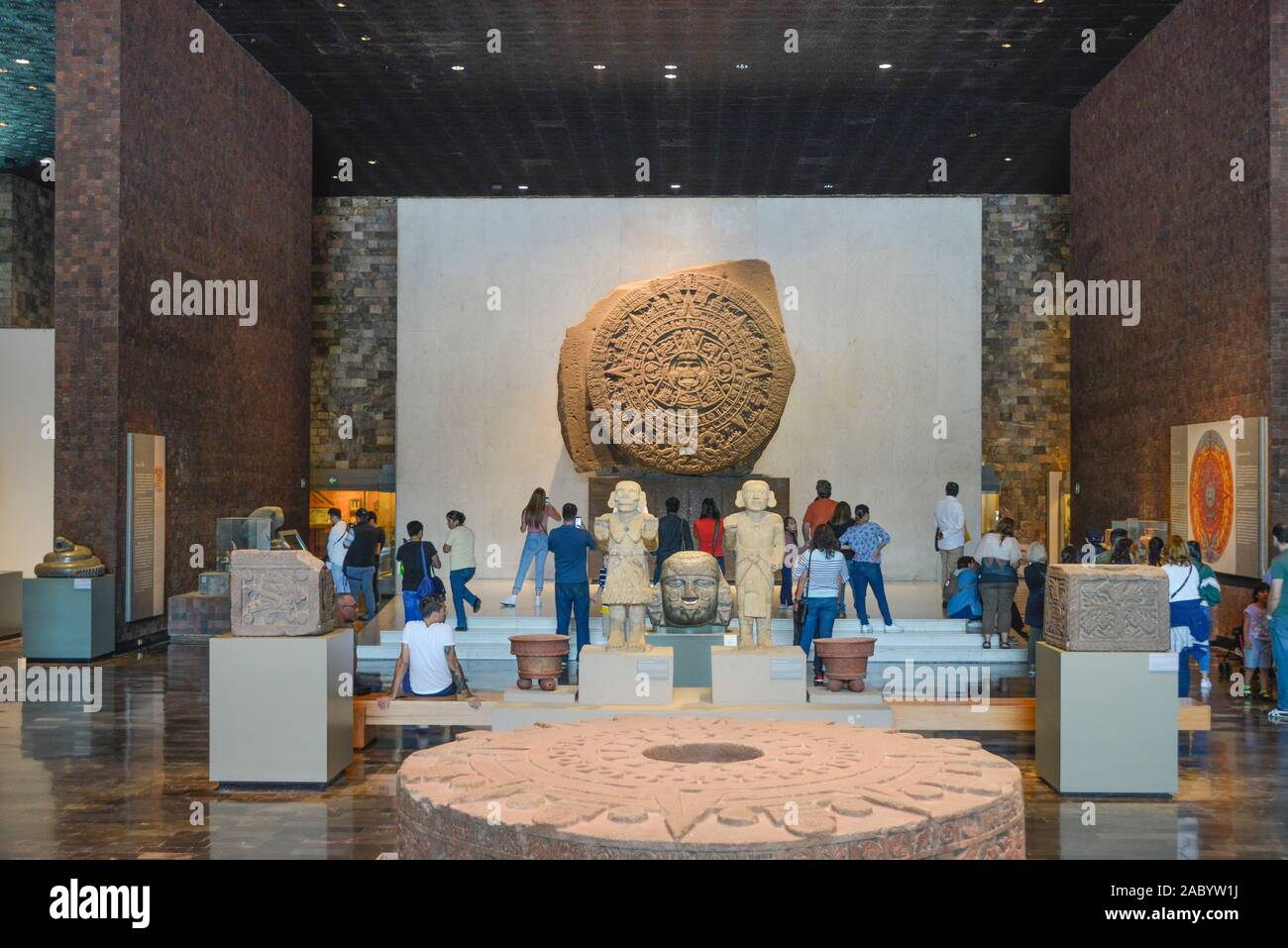 «Aztekenkalender Piedra del Sol' (hinten), Nationalmuseum 'Museo Nacional de Antropologia', Mexico City, Mexique Banque D'Images