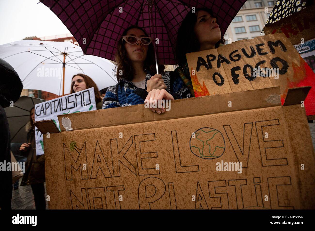 Les élèves portugais et les adultes et d'un palan, chant des pancartes en face de l'Hôtel de ville de Porto au cours de leur manifestation pour soutenir les actions pour le changement climatique le 29 novembre 2019 à Porto, Portugal. Des milliers de Portugais les étudiants des universités et écoles du pays rejoignent la protestation à l'échelle mondiale, l'absentéisme scolaire et de marcher en protestation contre le changement climatique. Banque D'Images