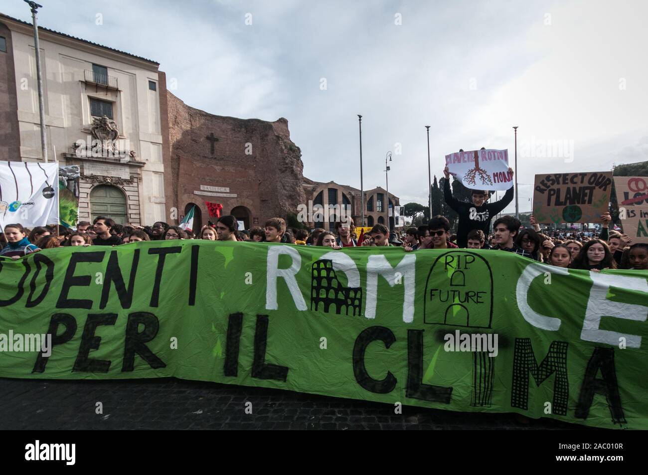 Tenir une banderole des manifestants pendant la manifestation contre le changement climatique.Les gens prennent part à la quatrième vendredi mars climatique pour l'avenir. Le mouvement de grève de la jeunesse demande une action sur le changement climatique, la grève a débuté en août 2018, dirigé par l'adolescent suédoise Greta Thunberg à Rome, Italie. Banque D'Images