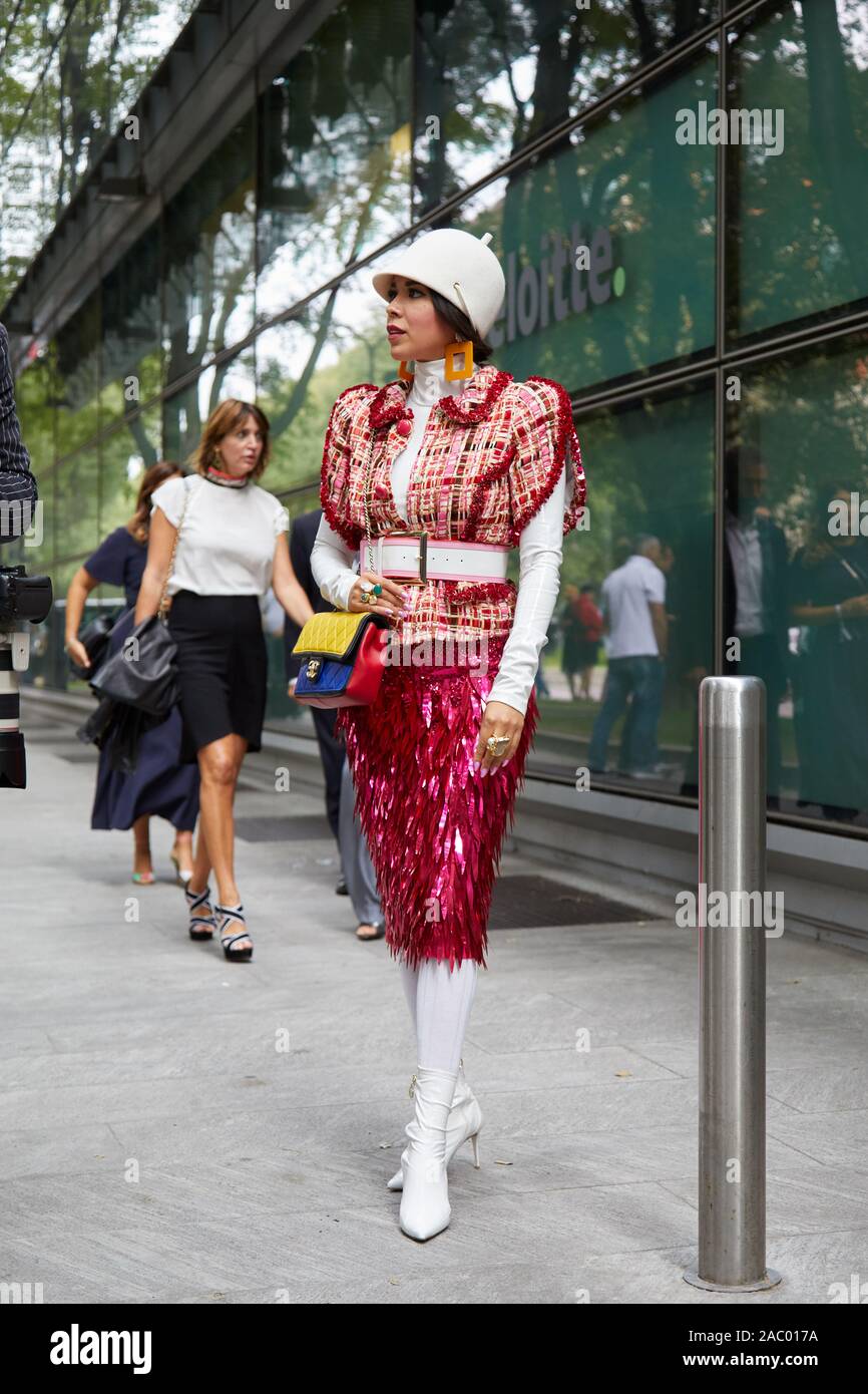 MILAN, ITALIE - 19 septembre 2019 : Femme avec jupe métallique rose et blanc bottes en cuir avant d'Emporio Armani fashion show, Milan Fashion Week stree Banque D'Images