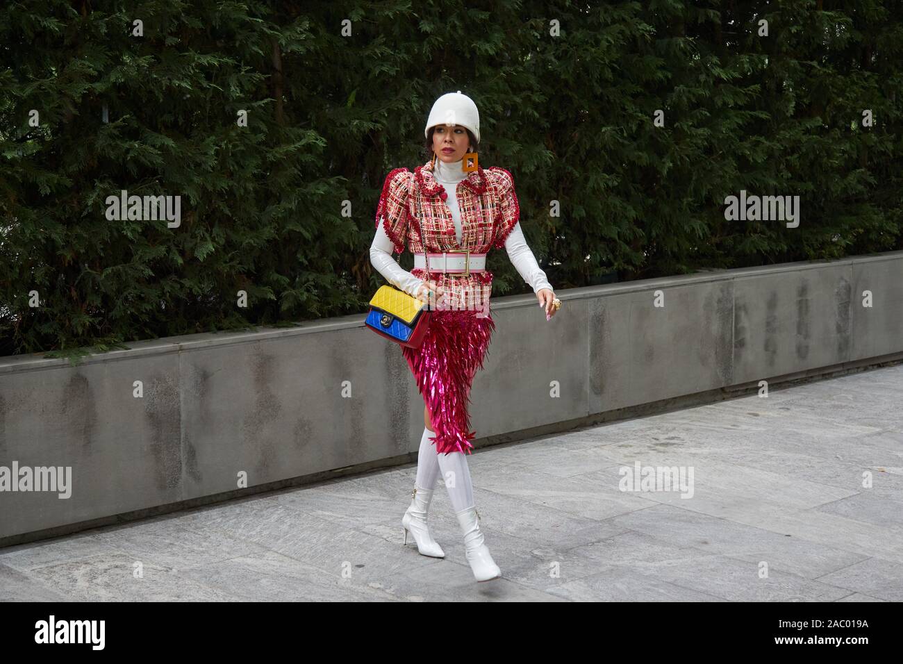 MILAN, ITALIE - 19 septembre 2019 : Femme avec jupe métallique rose et blanc hat marcher avant d'Emporio Armani fashion show, Milan Fashion Week street Banque D'Images