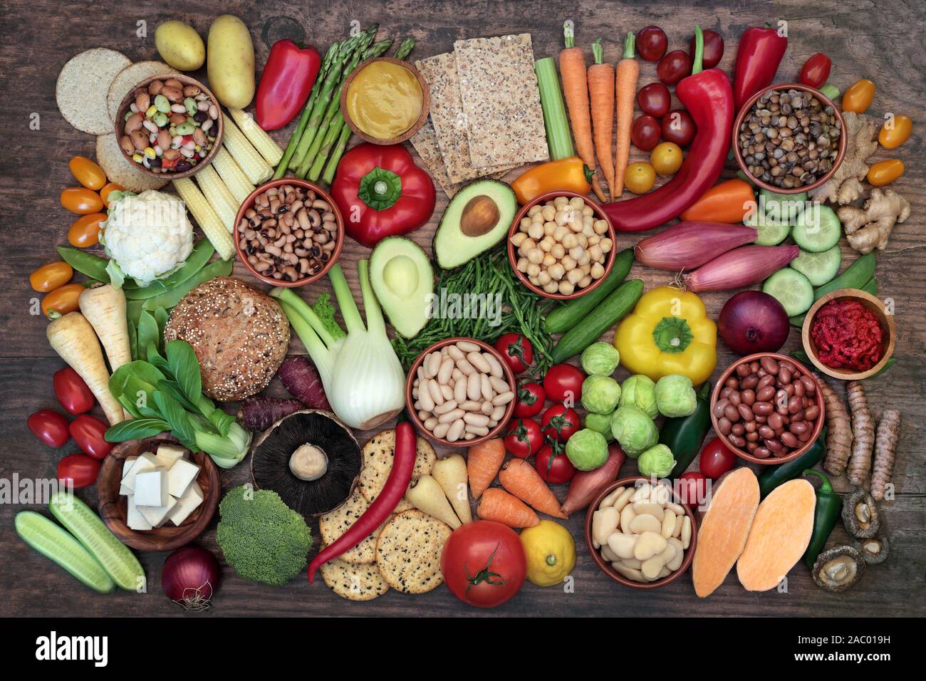 La nourriture végétalienne pour forme et santé avec des aliments riches en protéines, vitamines, minéraux, les anthocyanines, des antioxydants, fibres, oméga 3 et smart glucides. Banque D'Images