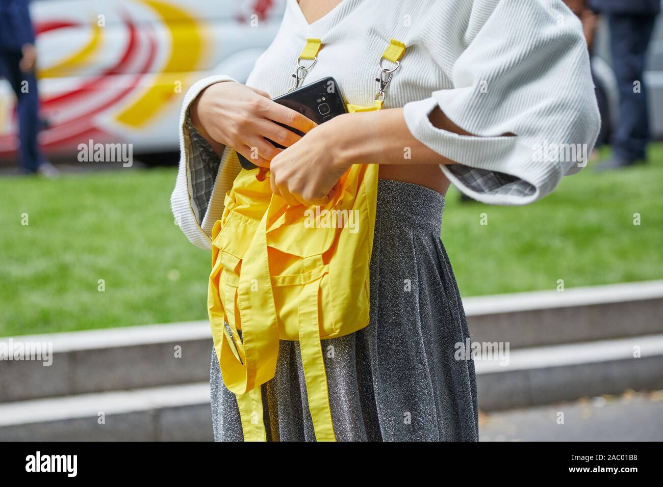 MILAN, ITALIE - 19 septembre 2019 : Femme avec sac à dos jaune shirt avant d'Emporio Armani fashion show, Milan Fashion Week street style ? Banque D'Images