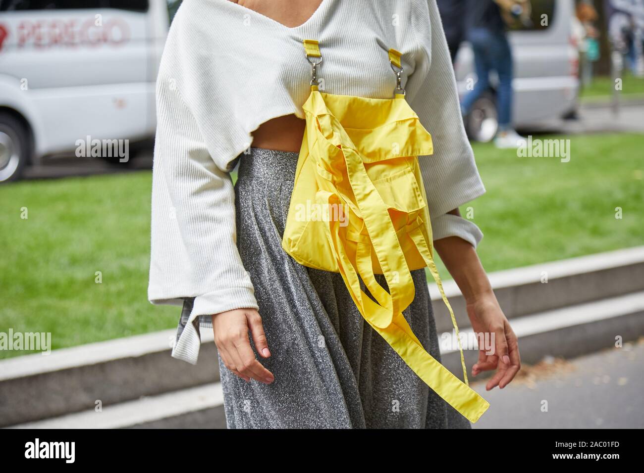 MILAN, ITALIE - 19 septembre 2019 : Femme avec sac à dos jaune shirt avant d'Emporio Armani fashion show, Milan Fashion Week street style ? Banque D'Images