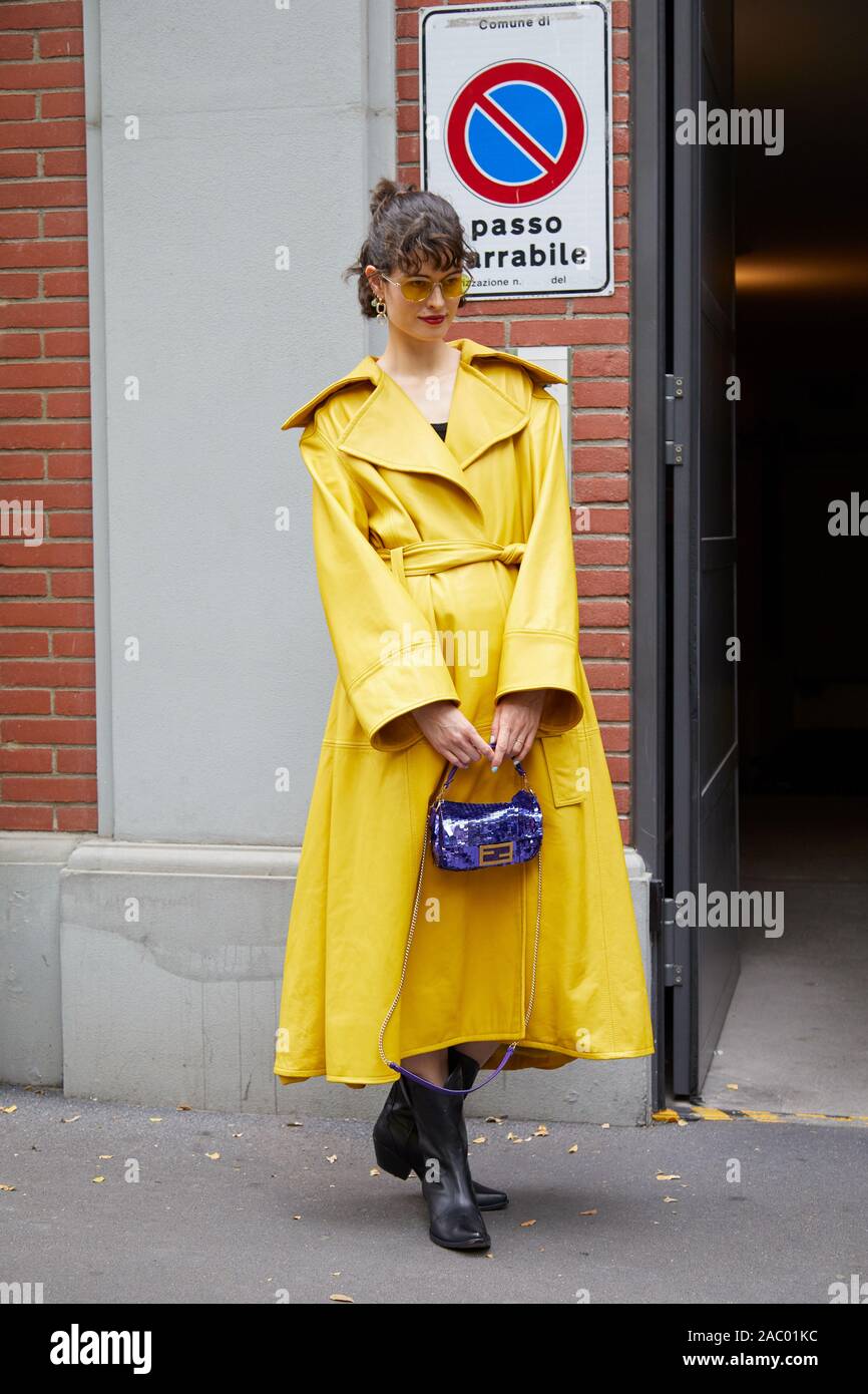 MILAN, ITALIE - 19 septembre 2019 : Femme avec trench-coat en cuir jaune et  bleu sac Fendi Fendi avant fashion show, Milan Fashion Week street style  Photo Stock - Alamy