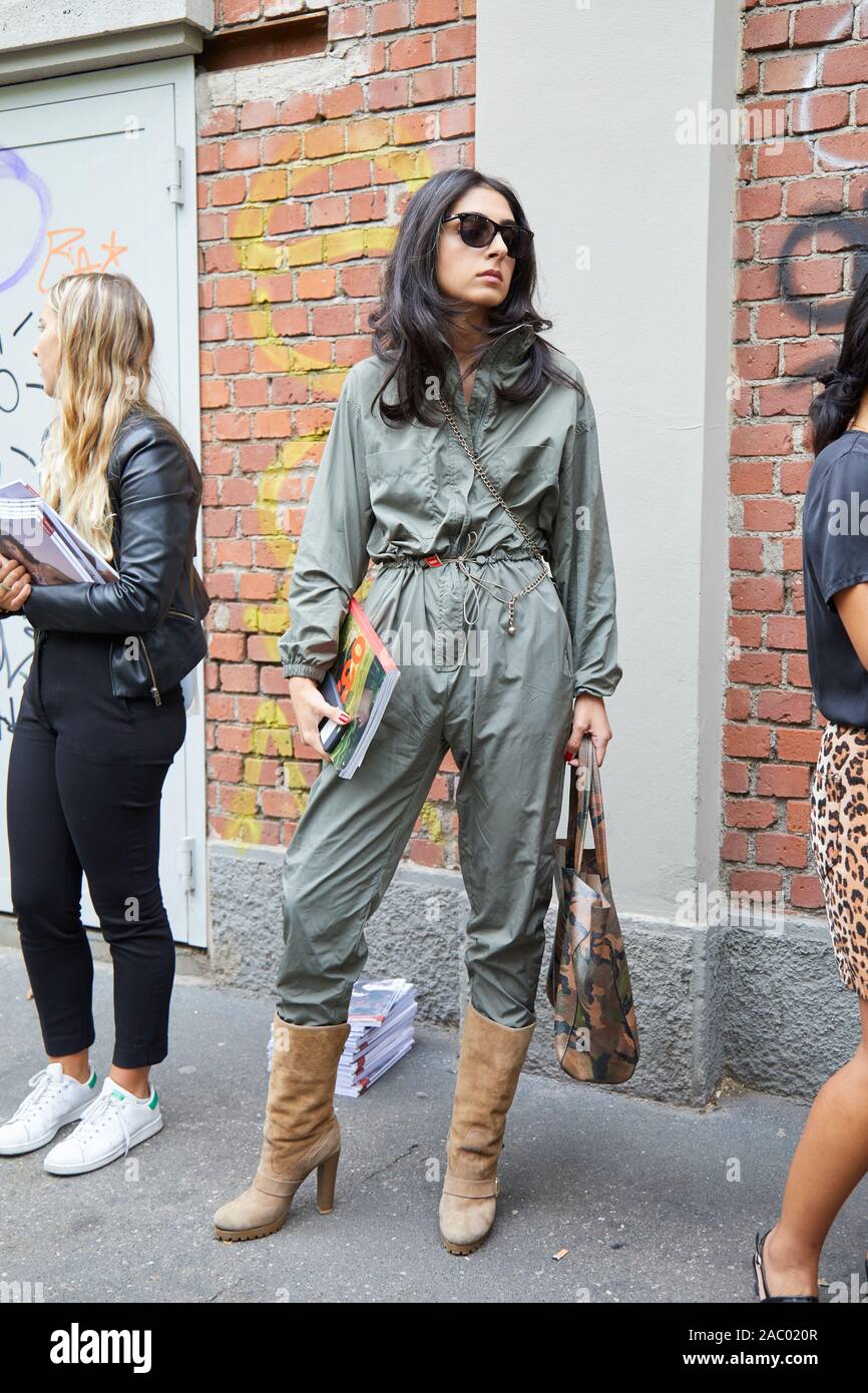 MILAN ITALIE 19 septembre 2019 Femme avec bretelles gris vert et beige talon haut bottes avant Fendi fashion show Milan Fashion Week street style Photo Stock Alamy
