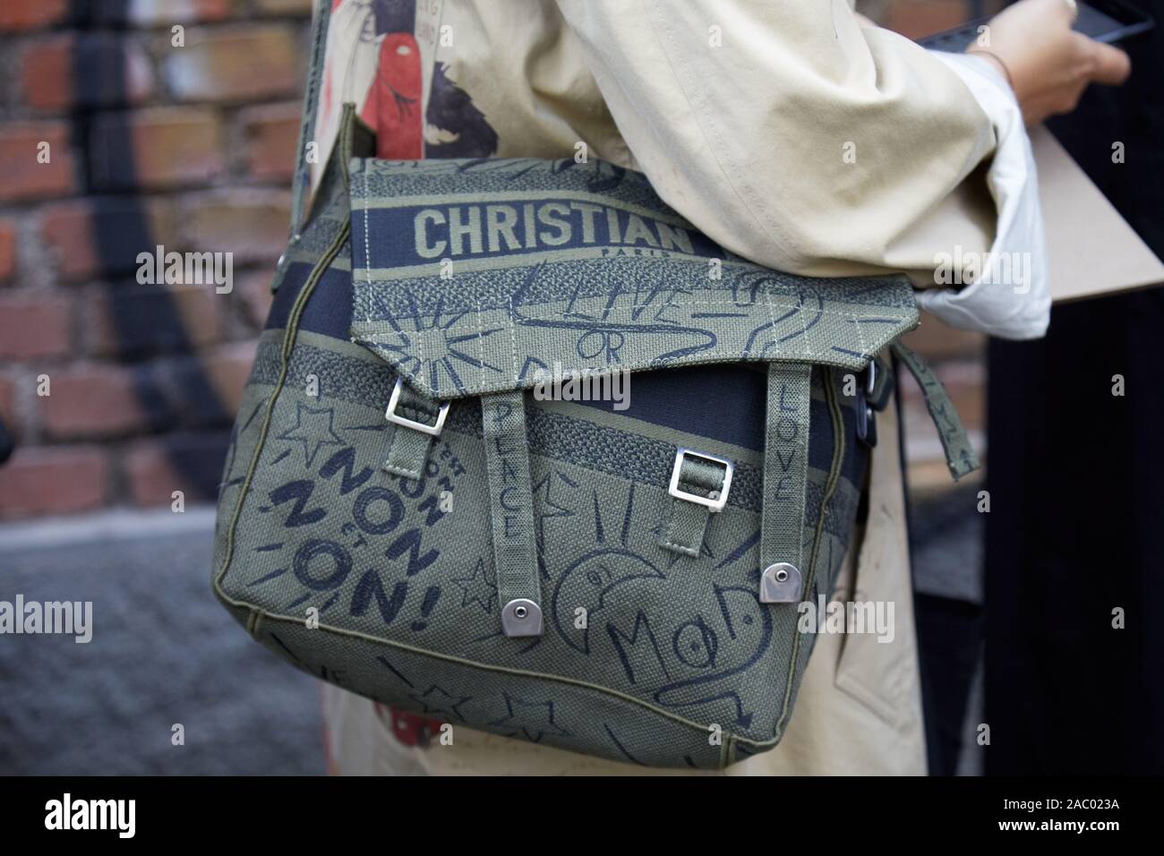 MILAN, ITALIE - 19 septembre 2019 : Christian Dior sac en tissu vert avec  dessins avant Fendi fashion show, Milan Fashion Week street style Photo  Stock - Alamy