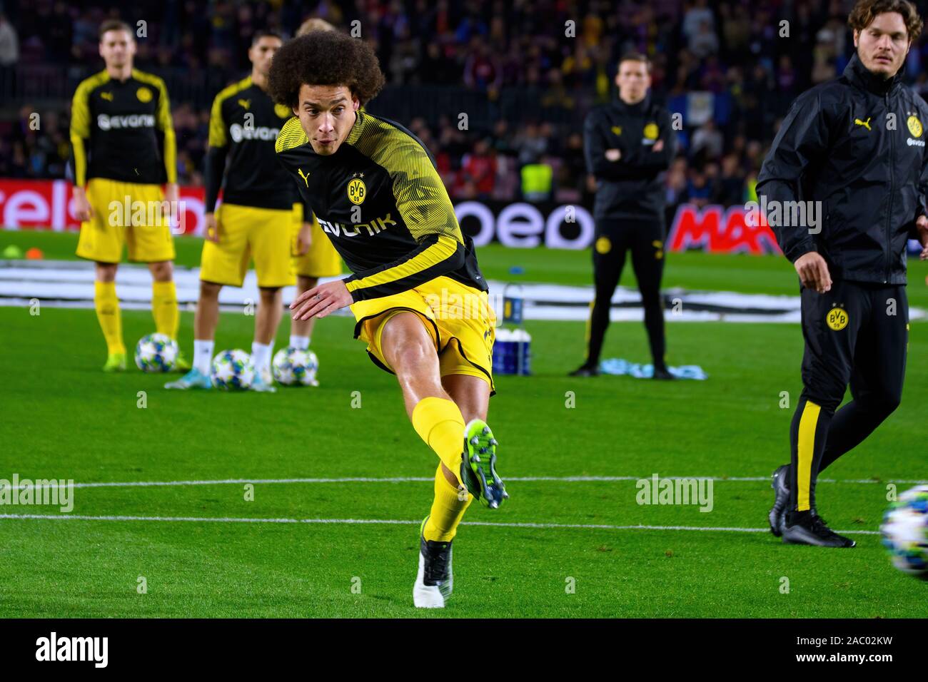 Barcelone - NOV 27 : Axel Witsel joue au match de la Ligue des Champions entre le FC Barcelone et Borussia Dortmund au Camp Nou le 27 novembre Banque D'Images