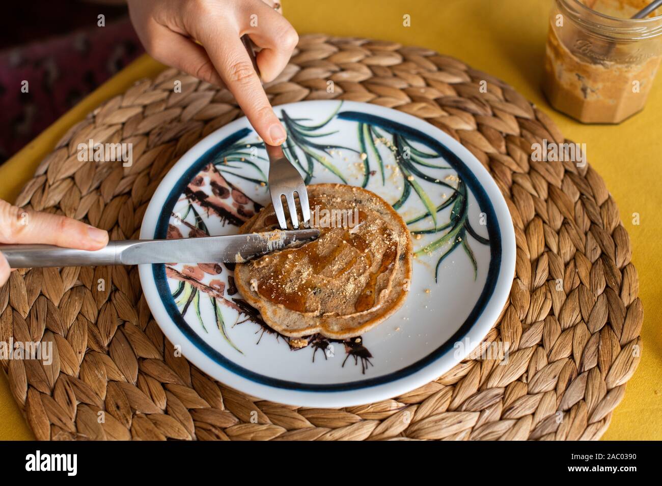 En bonne santé délicieux pancakes au sirop d'Amérique. femme mains  illustré. manger avec fourchette et couteau Photo Stock - Alamy