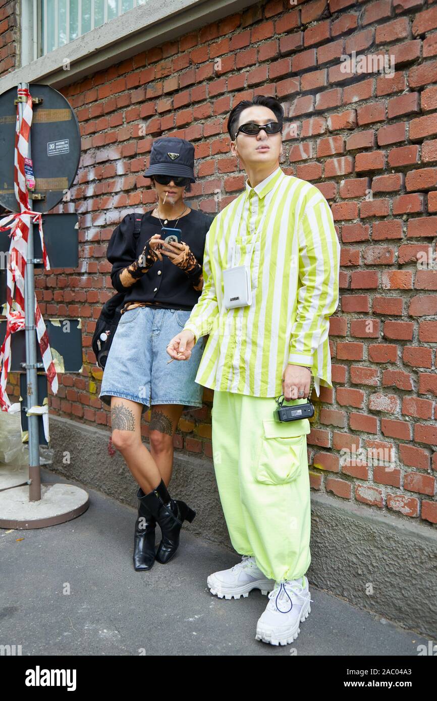 MILAN, ITALIE - 19 septembre 2019 : la femme et l'homme jaune avec pantalon et chemise rayée avant Fendi fashion show, Milan Fashion Week street style ? Banque D'Images