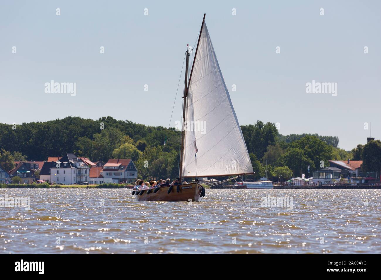 Voilier traditionnel en bois, Auswanderer voile avec les touristes sur le lac / Steinhuder Meer Steinhude, Basse-saxe / Niedersachsen, Allemagne Banque D'Images