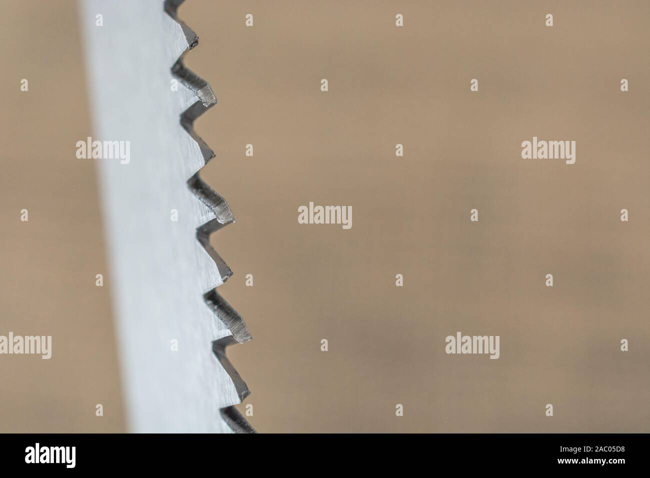 Macro close-up shot des dents d'une lame courte folding garden scie d'élagage. Métaphore très forte, à la pointe, des dents pointues en métal. Banque D'Images