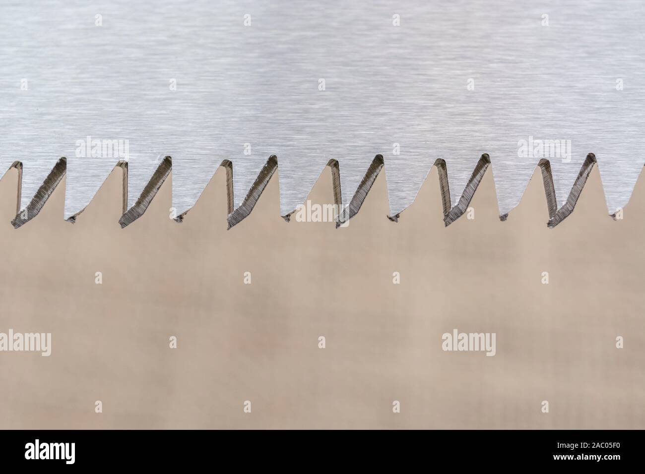 Macro close-up shot des dents d'une lame courte folding garden scie d'élagage. Métaphore très forte, à la pointe, des dents pointues en métal. Banque D'Images