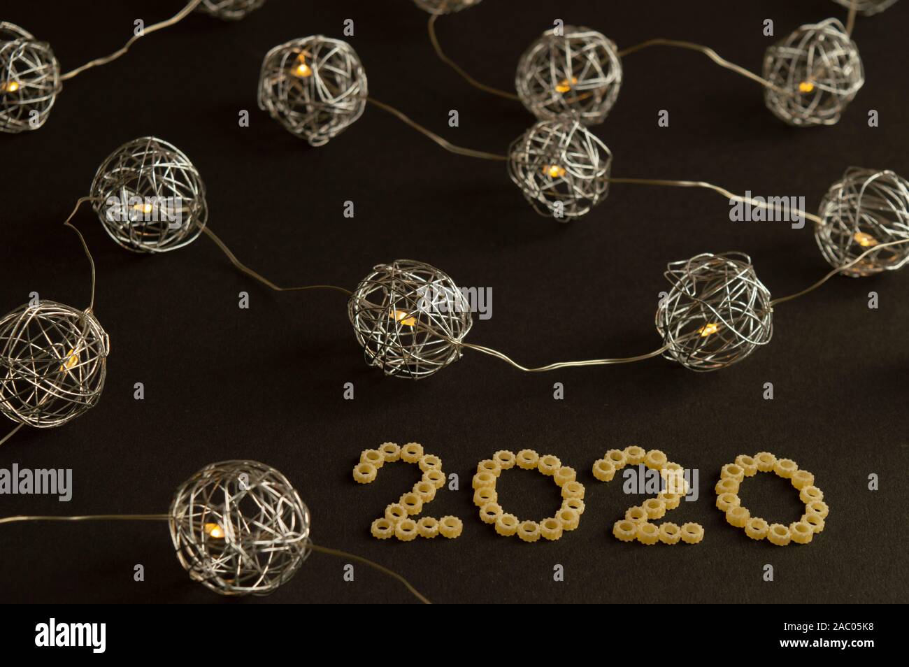 Fond de Noël avec des lumières sphériques métalliques. De nouveaux objectifs pour l'année 2020. Concept de vacances Banque D'Images