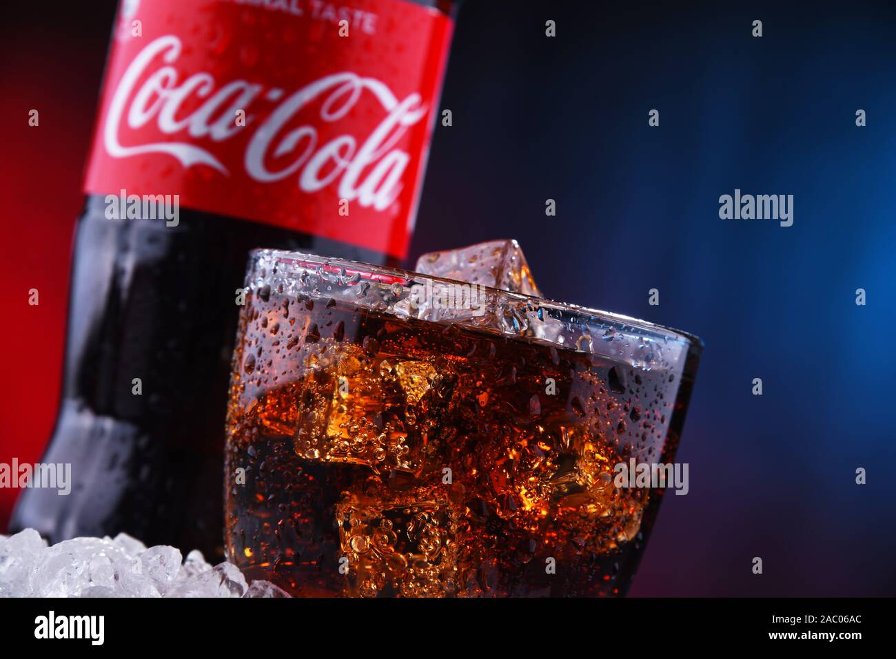 POZNAN, POL - Aug 13, 2019 : une bouteille et un verre de Coca-Cola, une  boisson gazeuse fabriquée par The Coca-Cola Company basée à Atlanta Photo  Stock - Alamy
