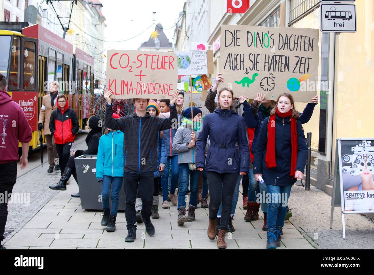 'Vendredi pour Avenir" Schülerdemonstration gegen die Klimapolitik mit Schülern und Schülerin vom Bahnhof zum Banque D'Images