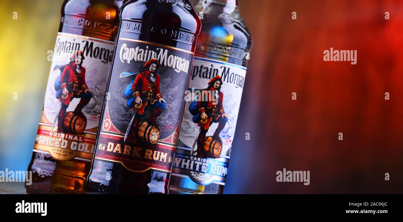 POZNAN, POL - Aug 21, 2019 : Bouteilles de Captain Morgan, une marque de rhum sur l'origine des îles Vierges américaines et maintenant produite par Diageo, être alcoolique britannique Banque D'Images