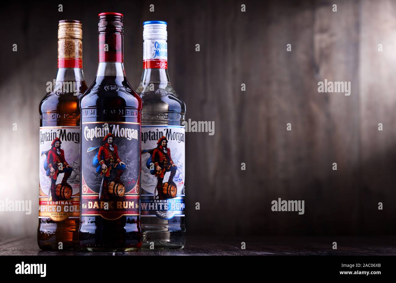 POZNAN, POL - Aug 21, 2019 : Bouteilles de Captain Morgan, une marque de rhum sur l'origine des îles Vierges américaines et maintenant produite par Diageo, être alcoolique britannique Banque D'Images