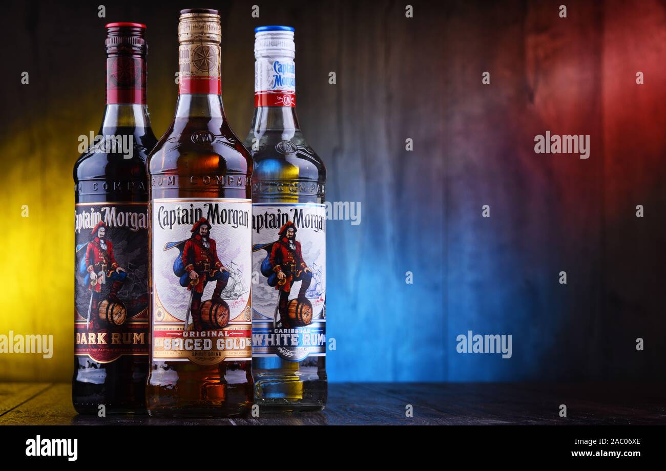 POZNAN, POL - Aug 21, 2019 : Bouteilles de Captain Morgan, une marque de rhum sur l'origine des îles Vierges américaines et maintenant produite par Diageo, être alcoolique britannique Banque D'Images