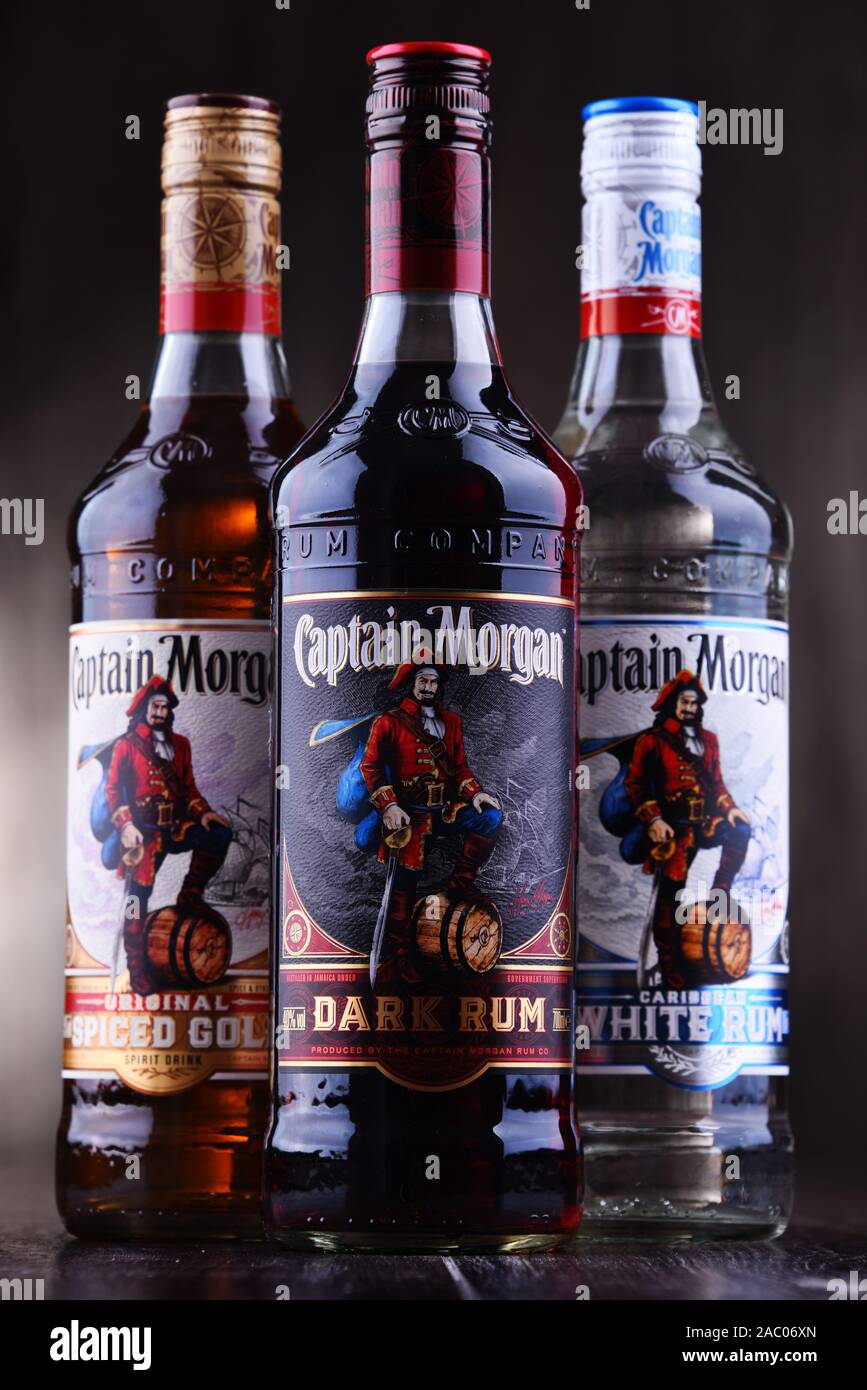POZNAN, POL - Aug 21, 2019 : Bouteilles de Captain Morgan, une marque de rhum sur l'origine des îles Vierges américaines et maintenant produite par Diageo, être alcoolique britannique Banque D'Images