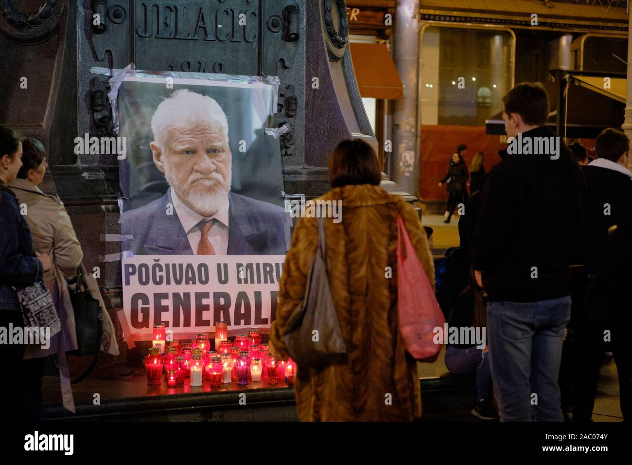 Zagreb, Croatie. 29 novembre 2019. La lumière des bougies mémorial érigé pour Slobodan Praljak condamné pour crimes de guerre au pied de Ban Jelačić statue dans le centre de Zagreb à l'anniversaire de sa mort. En ce jour, il y a deux ans, Praljak se suicida en cour, à La Haye, Pays-Bas, après avoir vu son appel rejeté sur les accusations de crimes contre l'humanité, violations des lois ou coutumes de la guerre, et de violations graves des Conventions de Genève' pendant la guerre de Bosnie. Message en croate "ce qui reste dans la paix, le général". Banque D'Images