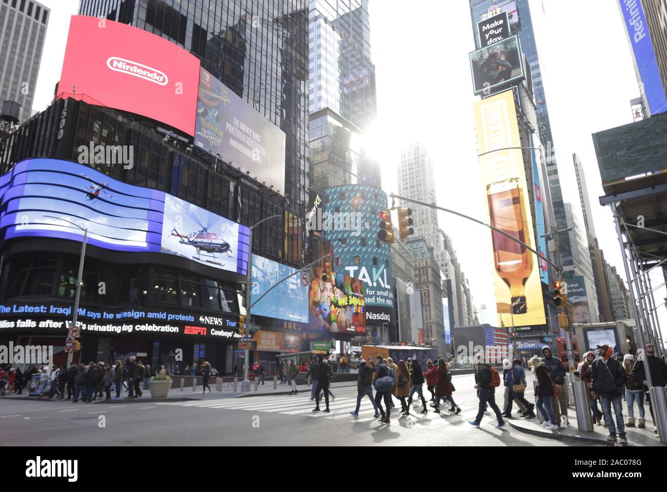 New York, États-Unis. 29 Nov, 2019. Les piétons à pied à Times Square sur le noir vendredi à New York City le vendredi 29 novembre, 2019. Pour plus d'une décennie, le Black Friday a traditionnellement été le début officiel de la frénésie d'achat occupé en sandwich entre Thanksgiving et Noël. Photo de John Angelillo/UPI UPI : Crédit/Alamy Live News Banque D'Images