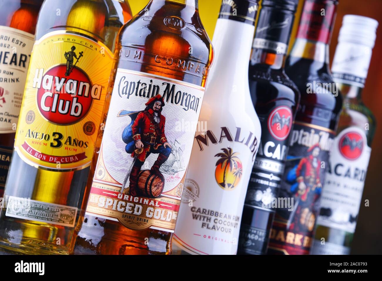 POZNAN, POL - Aug 22, 2019 : meilleure vente de bouteilles de rhum Bacardi global y compris les marques, Havana Club et le capitaine Morgan Banque D'Images