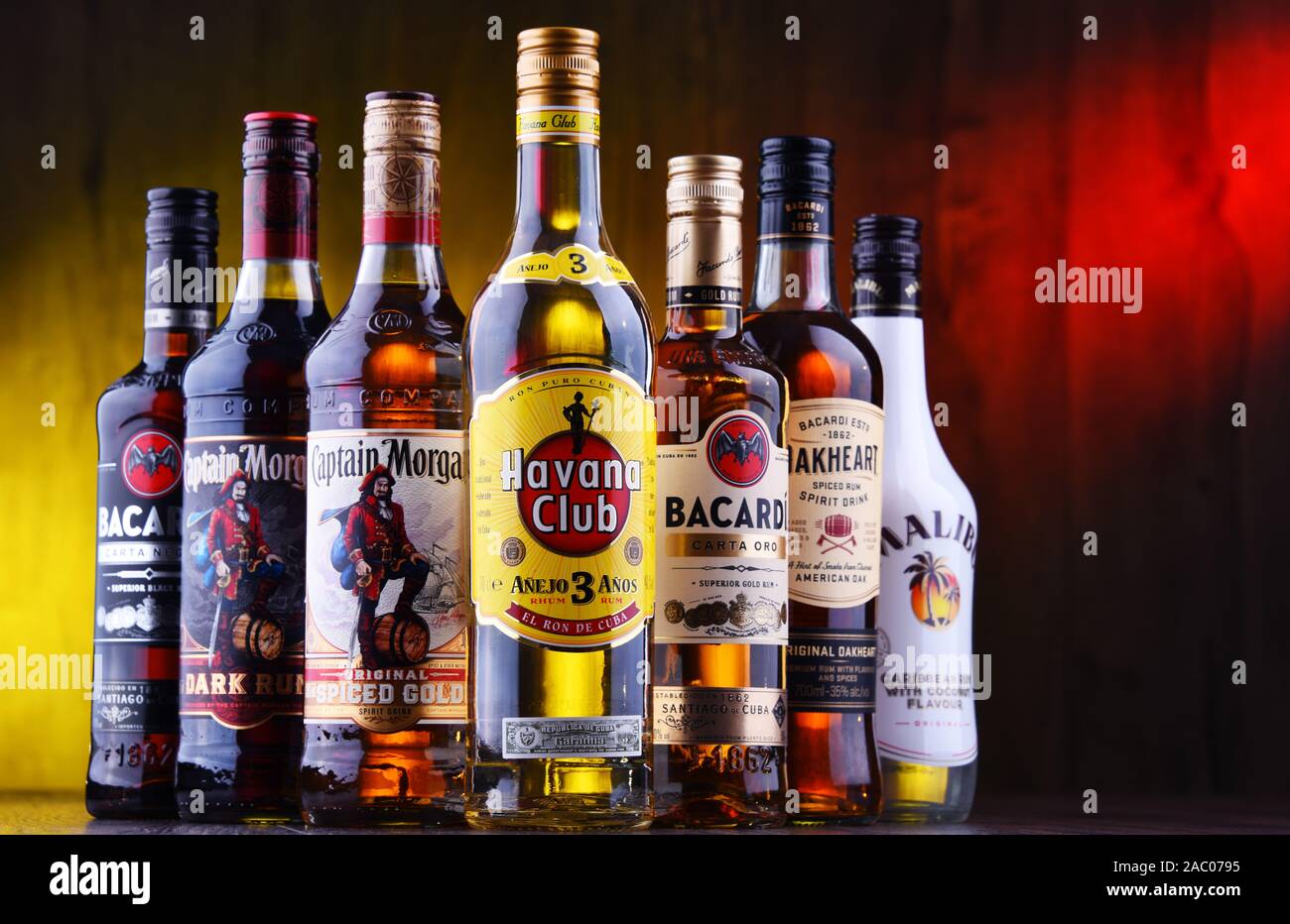 POZNAN, POL - Aug 22, 2019 : meilleure vente de bouteilles de rhum Bacardi global y compris les marques, Havana Club et le capitaine Morgan Banque D'Images