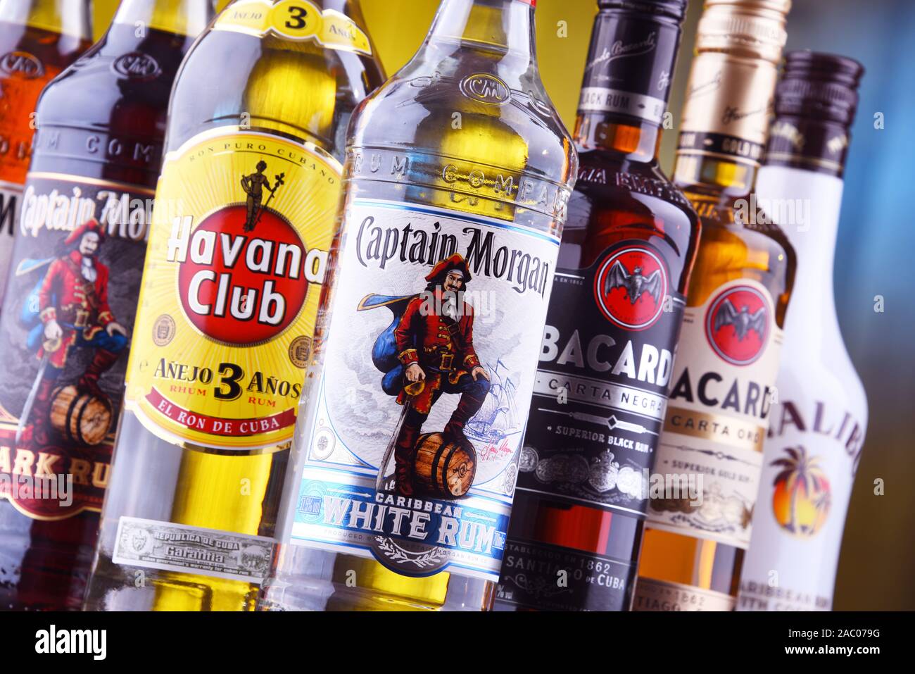 POZNAN, POL - Aug 22, 2019 : meilleure vente de bouteilles de rhum Bacardi global y compris les marques, Havana Club et le capitaine Morgan Banque D'Images
