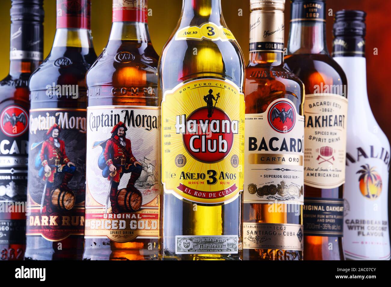 POZNAN, POL - Aug 22, 2019 : meilleure vente de bouteilles de rhum Bacardi global y compris les marques, Havana Club et le capitaine Morgan Banque D'Images