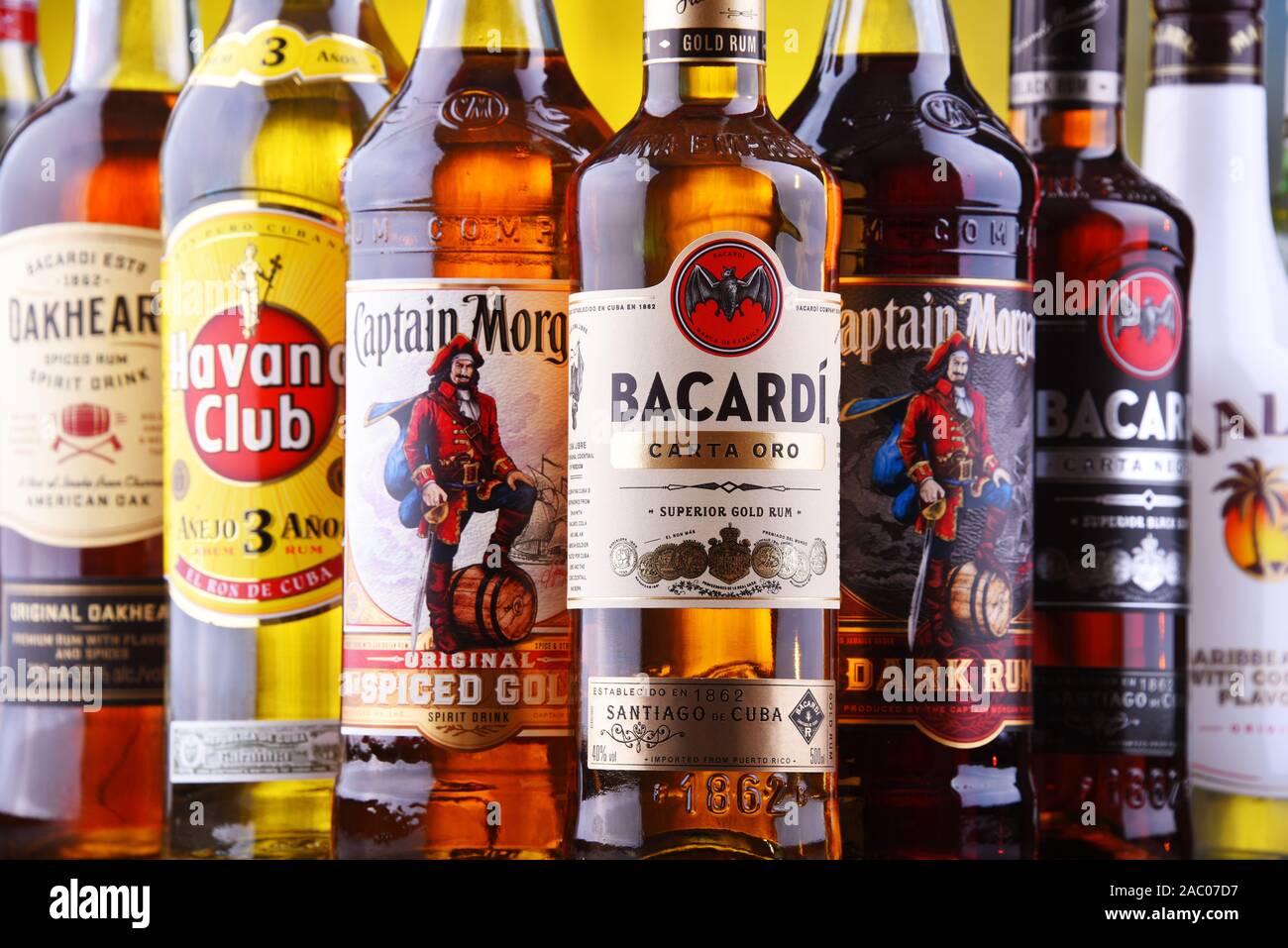 POZNAN, POL - Aug 22, 2019 : meilleure vente de bouteilles de rhum Bacardi global y compris les marques, Havana Club et le capitaine Morgan Banque D'Images