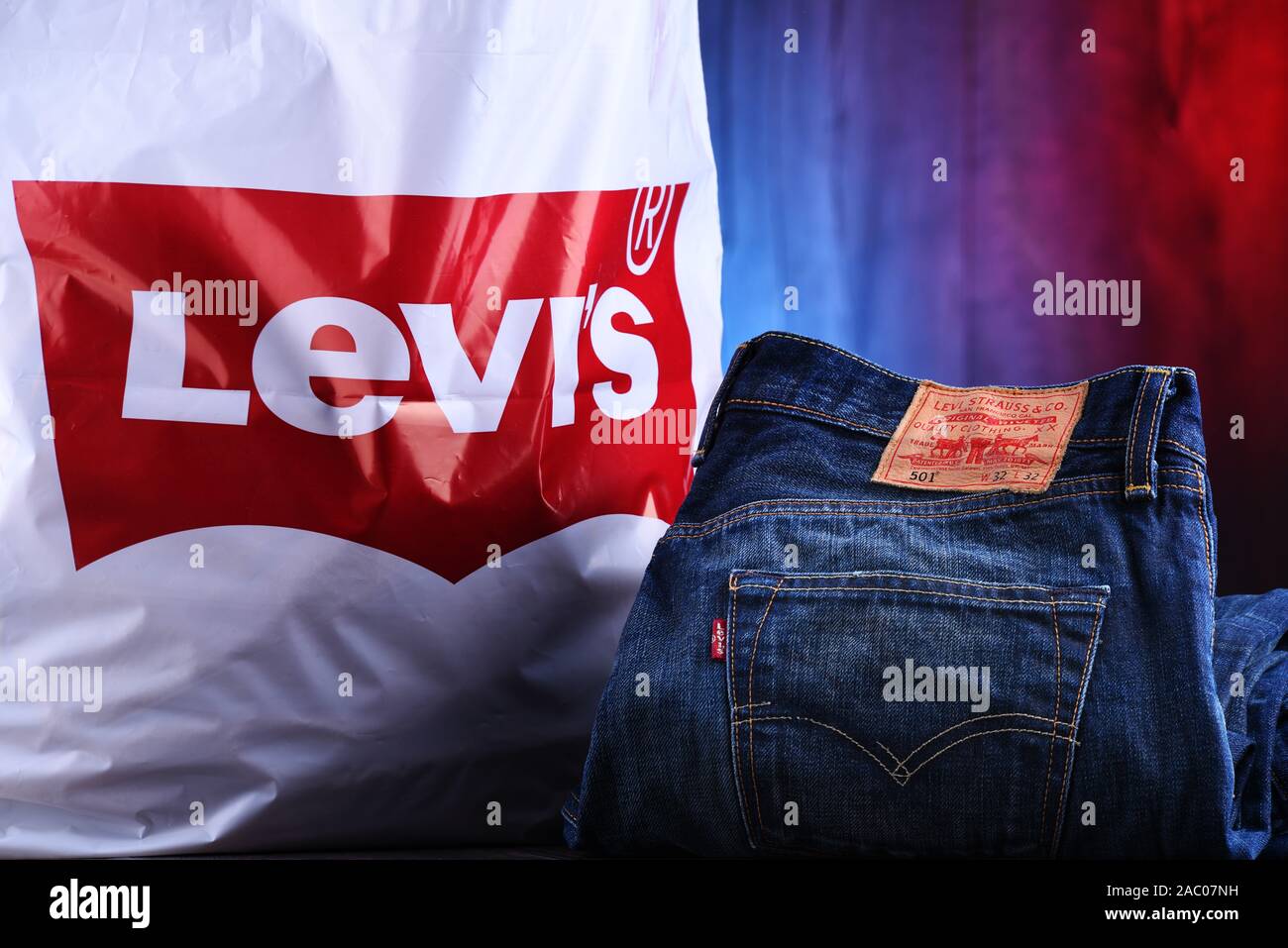 POZNAN, POL - Aug 28, 2019 : sac Shoping de Levi's, une marque d'une  entreprise de vêtements américain connu dans le monde entier pour ses jeans  denim Photo Stock - Alamy