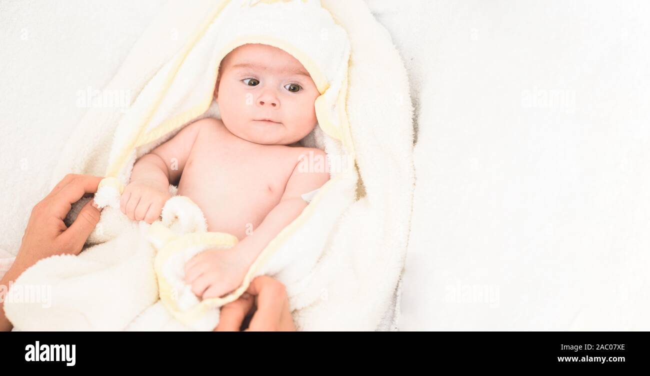 Adorable Petite Fille De 6 Mois Sur Un Lit Bebe Sur Son Ventre Avec La Tete Jusqu A La Recherche En Appareil Photo Avec Ses Gros Yeux La Lumiere Naturelle Photo Stock Adorable Petite Fille De 6 Mois Sur Un Lit Bebe Sur Son Ventre Avec La Tete Jusqu A La Recherche En Appareil Photo Avec Ses Gros Yeux La Lumiere Naturelle Photo Stock