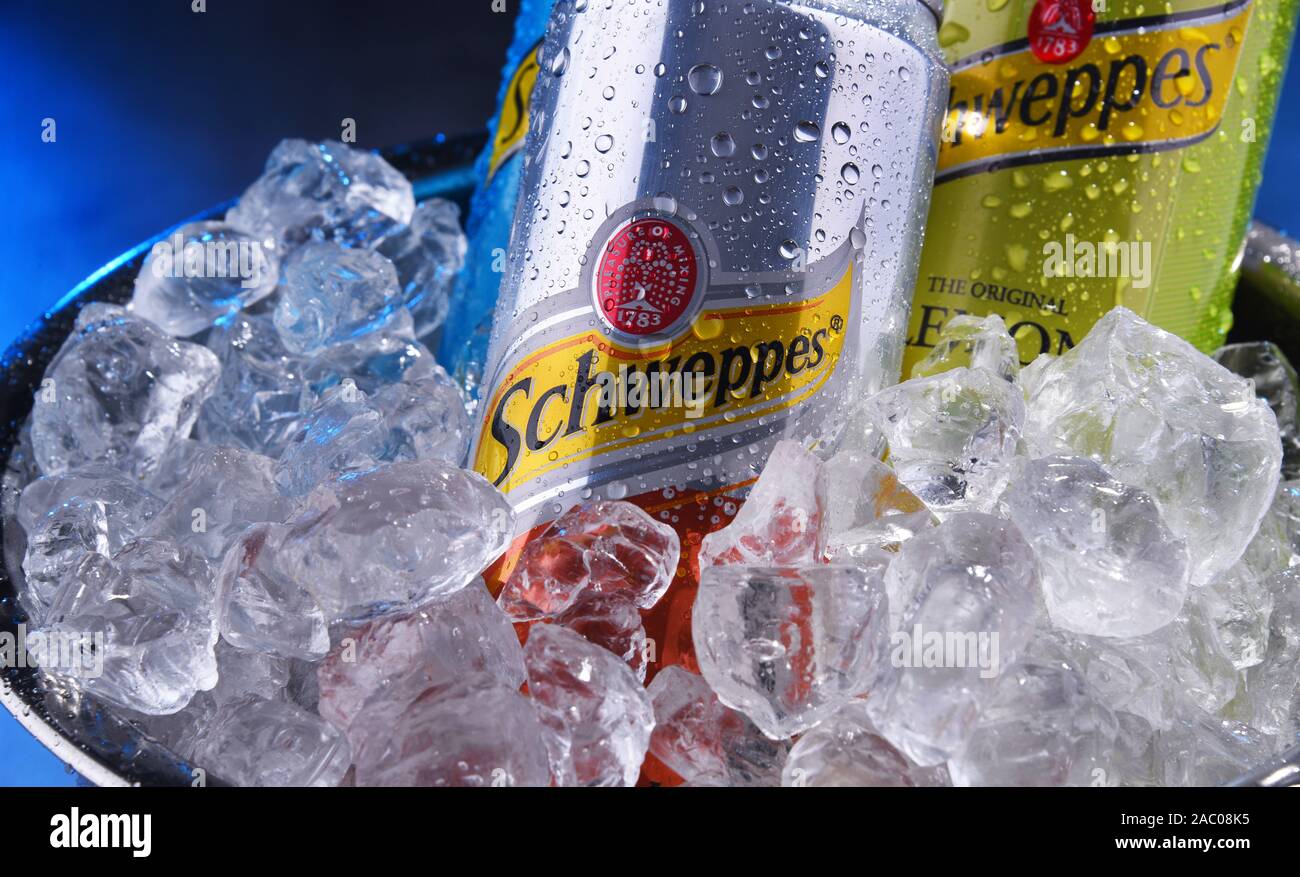POZNAN, POL - OCT 16, 2019 : Pouvez de Schweppes, une marque de boissons Suisse, introduit en 1783 et vendus à travers le monde Banque D'Images