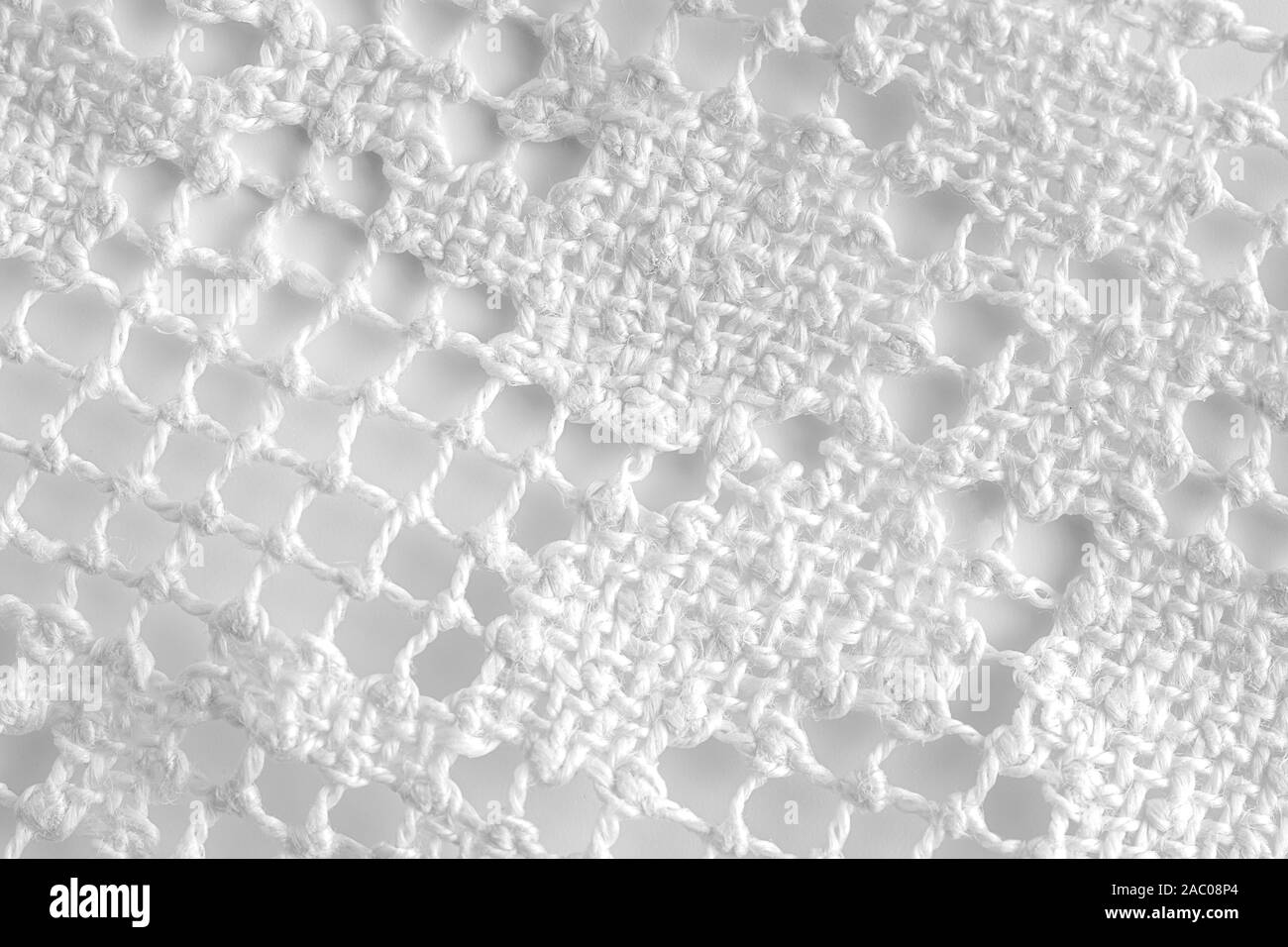 Extreme close up d'une nappe en crochet blanc sur fond blanc Banque D'Images