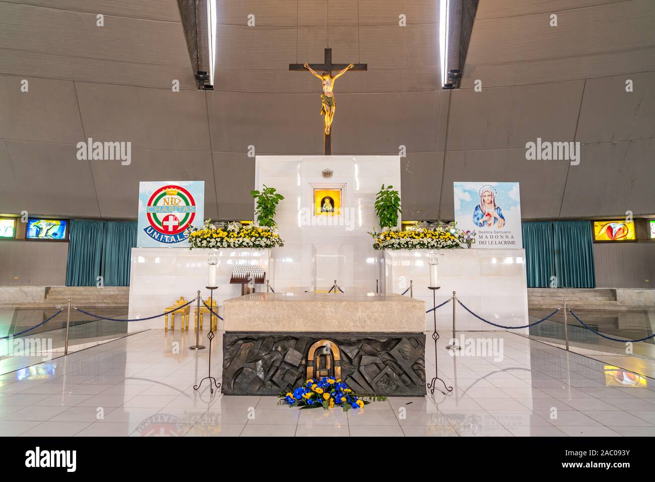 Autel der Wallfahrtskirche de Santuario della Madonna delle Lacrime, Syracuse, Sicile, Italie, Europa | église de pèlerinage Santuario della Madonna de Banque D'Images