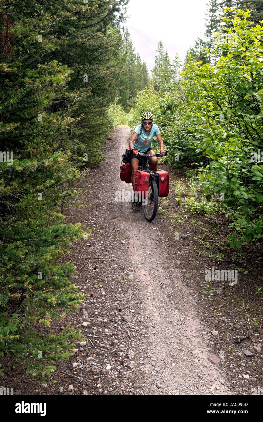 Tm00361-00...MONTANA - Vicky Printemps randonnée à vélo une seule section de voie le long de la Great Divide Mountain Bike Route nord de Seeley Lake. Banque D'Images