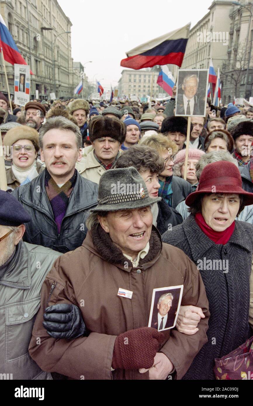 Les citoyens russes inscrivez-vous une manifestation de masse en faveur du président Boris Eltsine, le 28 mars 1993 à Moscou, Russie. Des milliers ont défilé dans le centre de Moscou se terminant à la Place Rouge où Eltsine s'est adressé à la foule. Banque D'Images