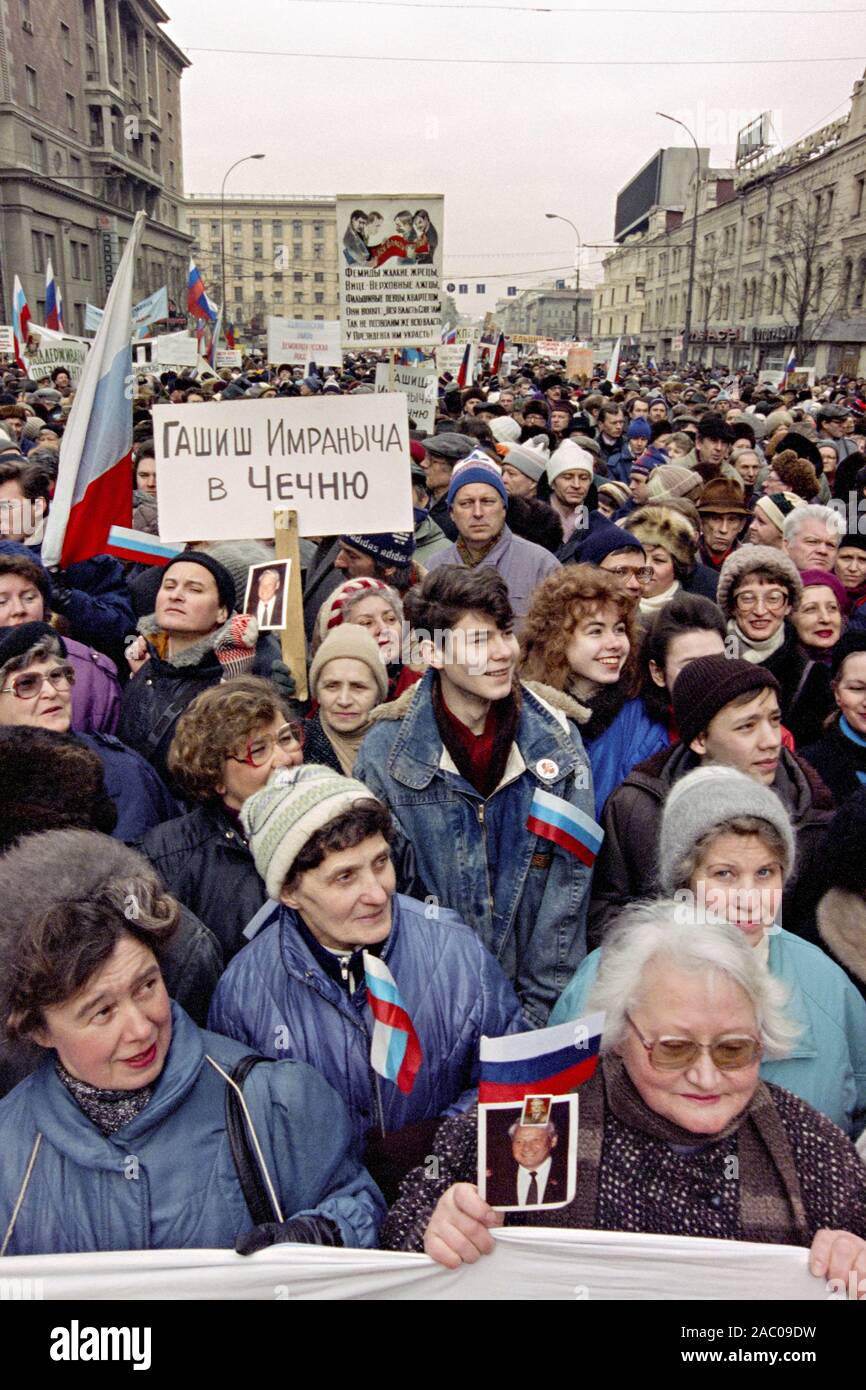 Les citoyens russes inscrivez-vous une manifestation de masse en faveur du président Boris Eltsine, le 28 mars 1993 à Moscou, Russie. Des milliers ont défilé dans le centre de Moscou se terminant à la Place Rouge où Eltsine s'est adressé à la foule. Banque D'Images