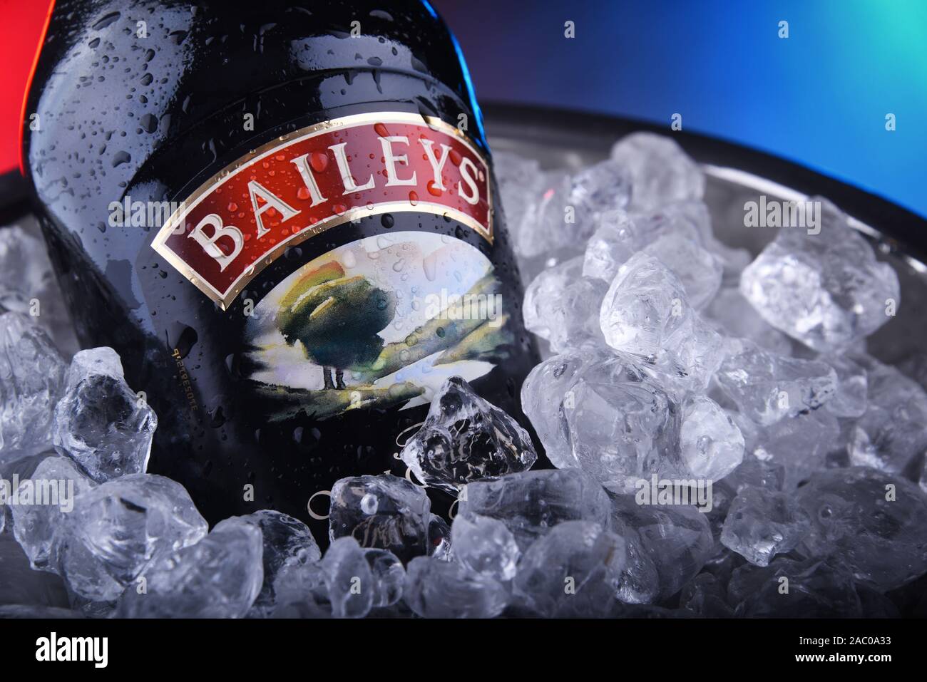 POZNAN, POL - NOV 15, 2019 : Bouteille de Baileys Irish Cream, un whisky irlandais- et liqueur à base de crème, faites par Gilbeys of Ireland. En ce moment marque owne Banque D'Images