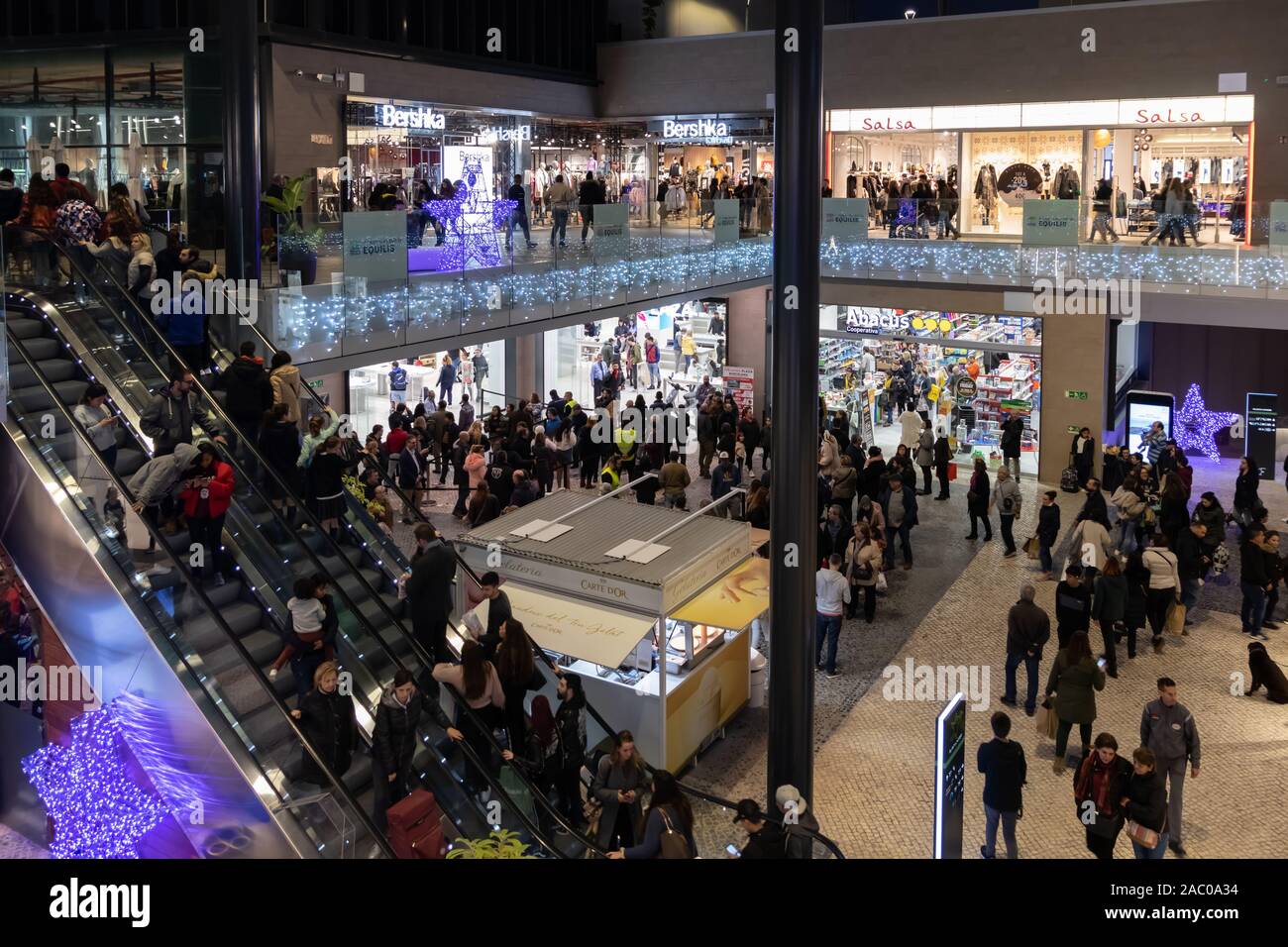 Barcelone, Espagne - 29 Nov 2019 : grande foule de gens à l'intérieur de Finestrelles mall pendant le Black Friday Banque D'Images