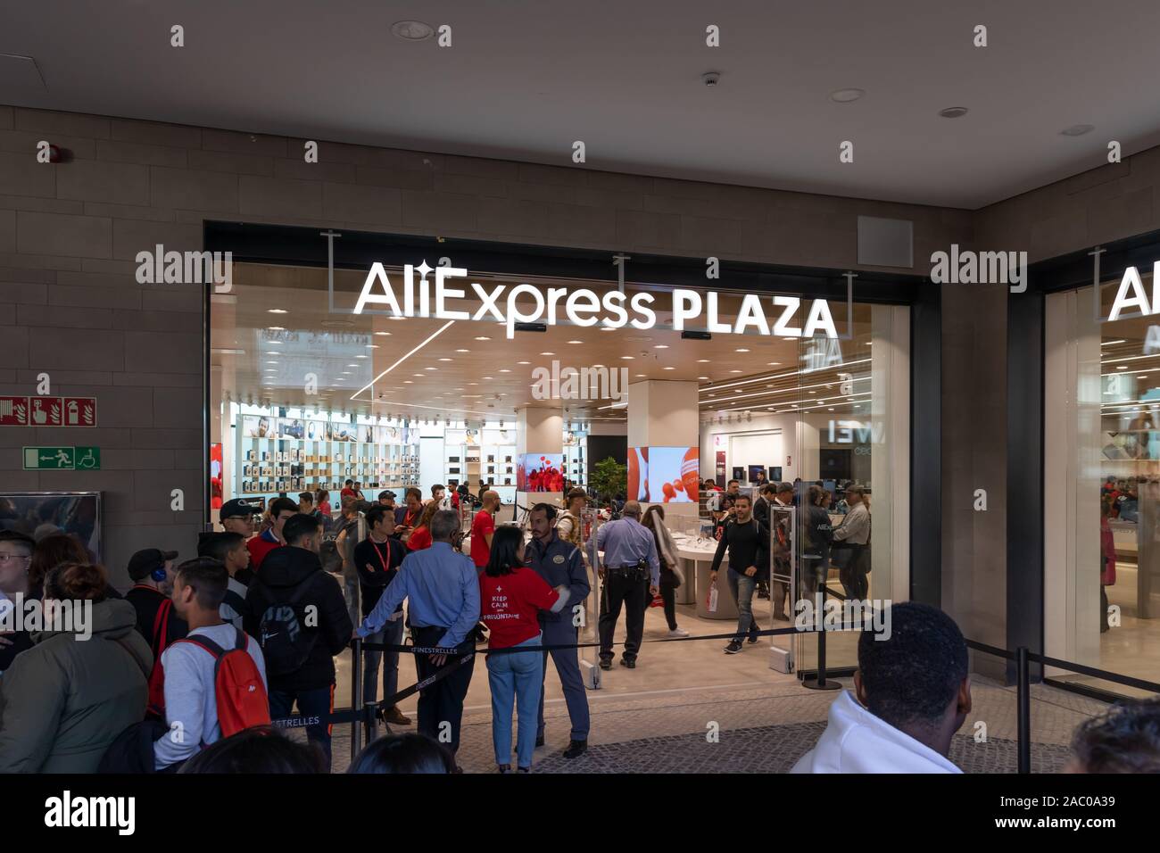 Barcelone, Espagne - 29 Nov 2019 : Aliexpress Plaza Grand magasin physique au cours d'ouverture Vendredi Noir dans le centre commercial Finestrelles. Banque D'Images
