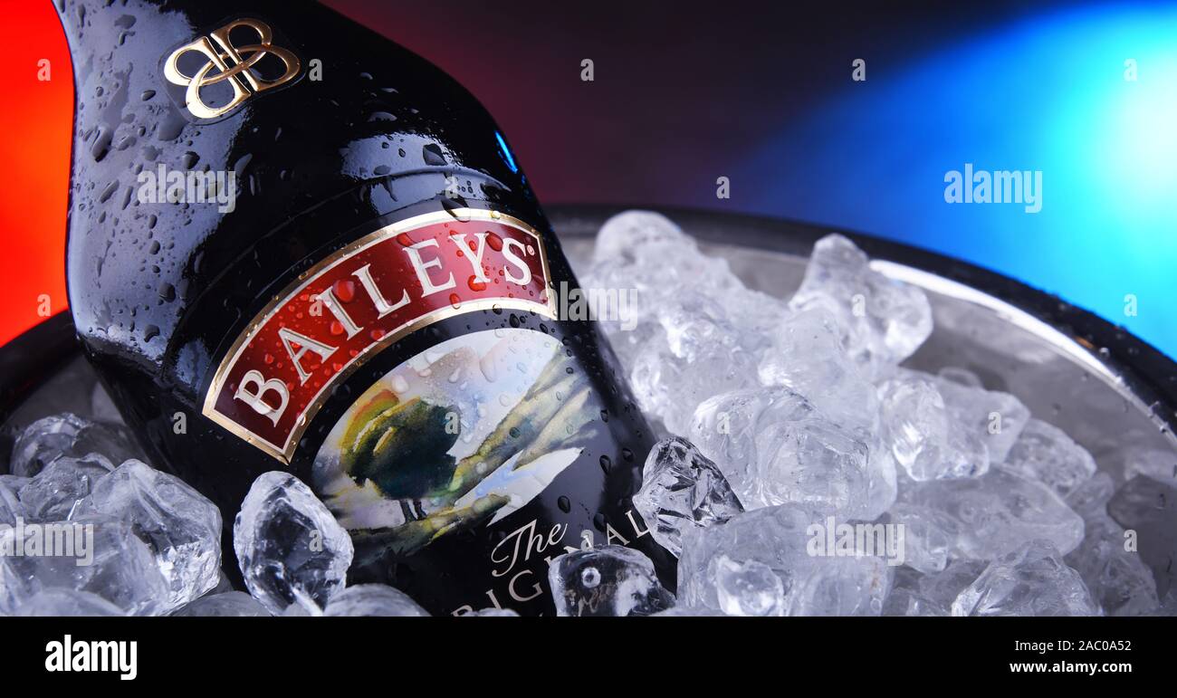 POZNAN, POL - NOV 15, 2019 : Bouteille de Baileys Irish Cream, un whisky irlandais- et liqueur à base de crème, faites par Gilbeys of Ireland. En ce moment marque owne Banque D'Images